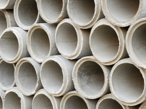 Aufeinandergesstapelte Beton-Kanalrohre. Aufeinandergesstapelte Beton-Kanalrohre.