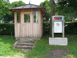 Pegelhäuschen und elektronische Wasserstandsanzeige am Schliersee.