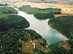 Das Bild zeigt den in nordöstlicher Richtung liegenden Ellertshäuser See in einer Luftaufnahme (Blick in westlicher Richtung). Das Absperrbauwerk liegt am unteren, rechten Rand.