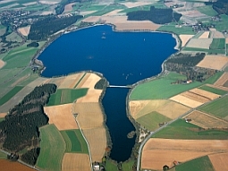 Luftaufnahme der Förmitztalsperre inmitten landwirtschaftlich genutzter Flächen.