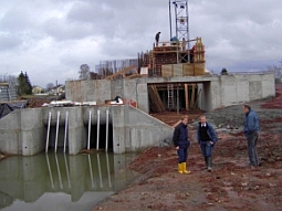Das Bild zeigt die Baustelle am Kombinationsbauwerk des Goldbergsees von der Wasserseite im Dezember 2006. Im Vordergrund links der Einlauf des Grundablasses mit Grobrechen, dahinter das Auslassbauwerk.