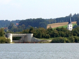 Der Rottauensee in der ausgeprägt landwirtschaftlich genutzten Kulturlandschaft des Rotttals.