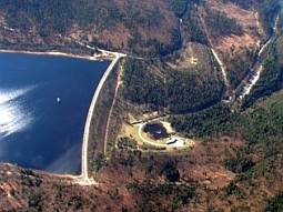 Luftaufnahme des vollständig bewaldeten Einzugsgebietes der Trinkwassertalsperre Frauenau.