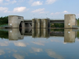 Der Vilstalsee in der ausgeprägt landwirtschaftlich genutzten Kulturlandschaft des niederbayerischen Vilstals.