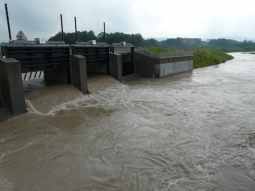 Einlassbauwerk während des Hochwassers Anfang Juni 2013. Über zwei geöffnete Schützfelder wird Hochwasser der Iller in das Rückhaltebecken geleitet.