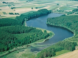 Im Luftbild wird der s-förmige Windachspeicher dargestellt. Das Absperrbauwerk befindet sich im oberen, rechten Eck des Bildes.