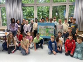 Schülerinnen und Schüler halten das selbst erstelle Klassenposter.