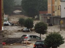Überschwemmung in Simbach am Inn am 01.Juni 2016. . Autos treiben in einer Straße.