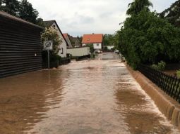 Überschwemmung in einer Wohnstraße