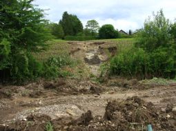 Nach der Flut sind starke Erosionsrinnen zu sehen