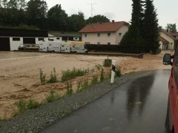 Wasser strömt von einem Feld auf eine Straße