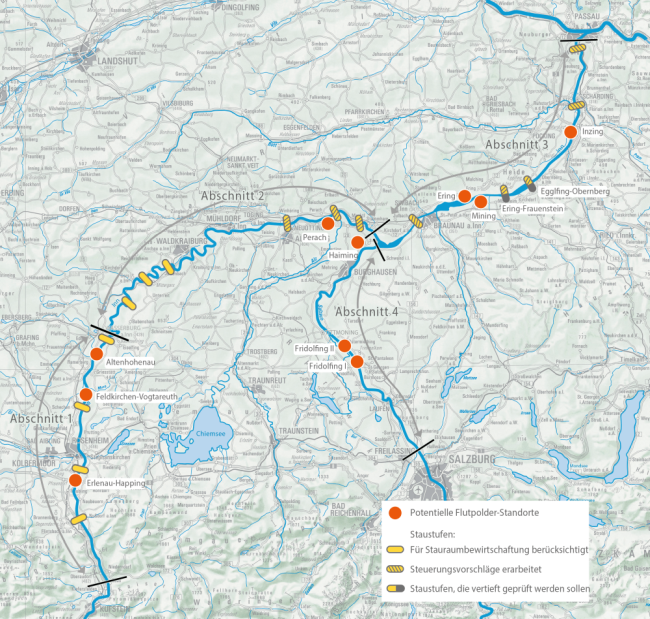  Untersuchungsgebiet der Innstudie an Inn und Salzach mit den potenziellen Flutpolder-Standorten (orange) und den vorhandenen Staustufen (gelb). Die Staustufen sind differenziert dargestellt: Für Stauraumbewirtschaftung berücksichtigt (gelbes Symbol), Steuerungsvorschläge erarbeitet (gelb/grau schraffiertes Symbol) und Staustufen, die vertieft geprüft werden sollen (Symbol halbseitig grau).