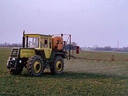 Mit einer "PSM-Spritze" (Sprüheinrichtung auf Traktor mit weit ausladenen Sprühauslegern) werden Pflanzenschutzmittel ausgebracht.