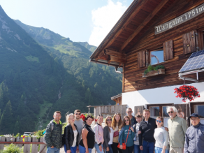 Personen vor einer Almhütte