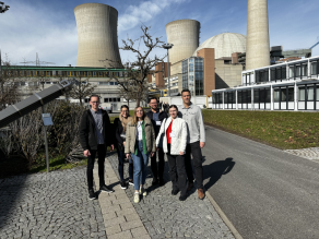 Personen vor dem Atomkraftwerk.