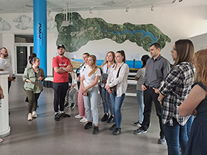 Teilnehmer der Sommerakademie im Foyer der Trinkwasseraufbereitung Rieblich im Kreis stehend