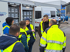 Teilnehmer der Schulungsmaßnahme auf dem Gelände des Zweckverbandes zur Wasserversorgung der Reckenberg-Gruppe, von einem Wartungsfahrzeug mit Anhänger