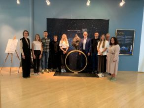 Gruppenbild, ukrainische Gäste mit drei Mitarbeitern des LFU im Foyer der Dienststelle Hof des Bayerischen Landesamt für Umwelt.