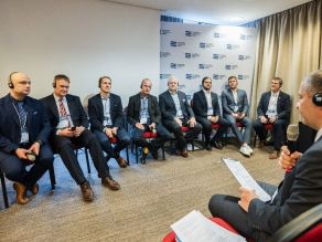 Stuhlkreis mit Sprechern eines der Vortragspanels in Diskussion mit dem Moderator.