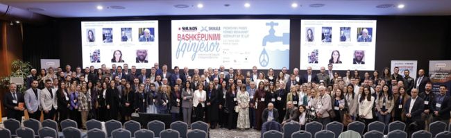 Gruppenfoto mit Teilnehmern Balkankonferenz 2024 im großen Konferenzsaal des Tagungshotels.