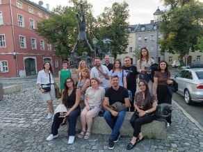 Gruppenbild der Teilnehmer der 15 Sommerakademie vor dem Brunnen am Maxplatz in Hof.