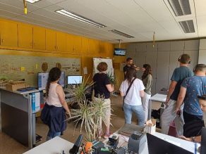 Teilnehmer der Sommerakademie in der Schaltwarte der Kläranlage des AV Selbitztal, die den Ausführungen des Betriebsleiters folgen.