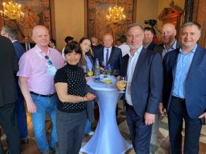 Einige der Delegationsteilnehmer aus der Ukraine an einem Stehtisch beim Staatsempfang in der Residenz in München.