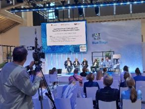 Diskussionsrunde mit mehreren ukrainischen Delegationsteilnehmern und Vertretern des GWP e.V. sitzende auf der Vortragsbühne, vor dem Auditorium in der sog. Blue Stage.