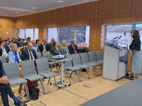 Besucher des Workshops im Vortragsraum des Kongresszentrums der Messe sitzend, vor der Bühne, die der Einführung der Referentin des Bundesministeriums für Umwelt, Klimaschutz, Naturschutz und nukleare Sicherheit (am Stehpult) folgen.