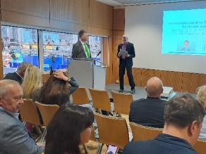 Besucher des Workshops im Vortragsraum des Kongresszentrums der Messe sitzend, vor der Bühne, auf der der Referent des Fachverbandes DWA mit dem Moderator stehen.