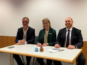 Die Bundesgeschäftsführerin des Fachverbandes DWA mit den Präsidenten der Wirtschaftskammer der polnischen Wasserbetriebe Paweł Sikorski und des ukrainischen Verbandes Ukrvodokanalekolgia Dmytro Novytskyi an einem Tisch sitzend bei der nochmaligen Unterzeichnung eines Partnerschaftsabkommen.