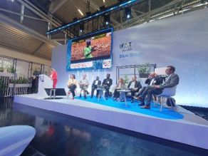 Diskussionsrunde mit mehreren Referenten des „Africa Special“, auf der Vortragsbühne sitzend, vor dem Auditorium in der sog. „Blue Stage“ Podiumsdiskussion auf der „blue Stage“ im Ausstellungsbereich der Messe.