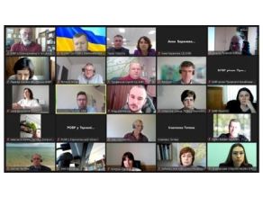 Bildschirmausschnitt mit ca. 25 Workshopteilnehmern am PC.