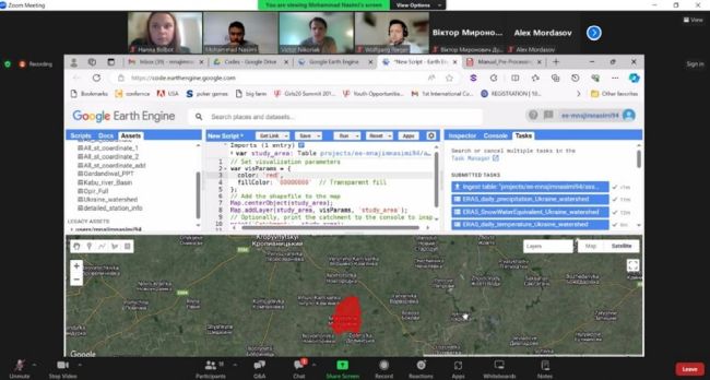 Screenshot aus einer der Schulungsveranstaltungen. Mit Teilnehmern, die an ihren Bildschirmen abgebildet sind, einem Luftbildes im Zentrum sowie Datenreihen zur Niederschlags-/ Abfluss Modellierung.