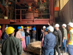 Sommerakademieteilnehmer vor Bohrkernen in einem Raum der ehemaligen Kristallglasfabrik 