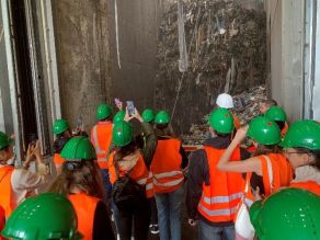 Sommerakademieteilnehmer blicken in den Müllaufgabebunker der Müllverbrennung Schwandorf.