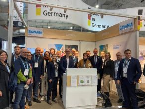 Gruppenfoto mit den Teilnehmern der StMWI Delegationsreise auf dem bayerischen Messestand.