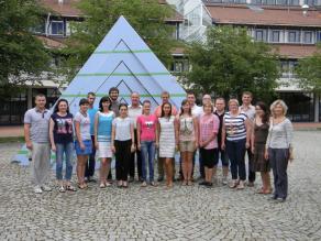 Gruppenbild vor der FH Hof