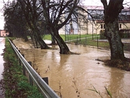 Die Abbildung zeigt einen Bach, der nach einem Starkregenereignis Hochwasser führt