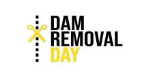 Logo des "DAM REMOVAL Day" mit vertikalem Schriftzug und der Illustration einer Schere, die entlang einer senkrechten Trennlinie schneidet.