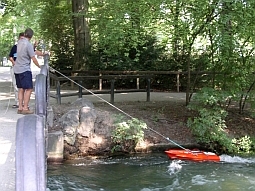 Mitarbeiter der Wasserwirtschaft führen von einer Brücke aus die ADCP-Messung mit dem ADCP-Boot an der Leine durch.