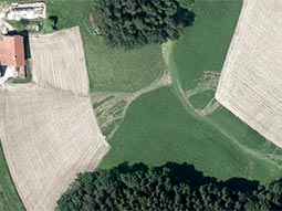 Luftaufnahme von Erosionsrinnen auf einer landwirtschaftlich genutzten Fläche nach einem Starkregenereignis.