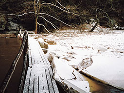 Eisstau an einem Steg, bei dem sich Eisplatten bereits auftürmen und drohen, den Steg zu verklausen.