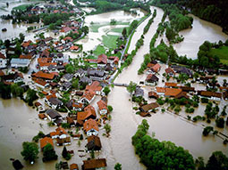 Das Hochwasser eines Flusses überflutete die Vorländer und Auen sowie die angrenzenden Siedlungsflächen mit zahlreichen Häusern.